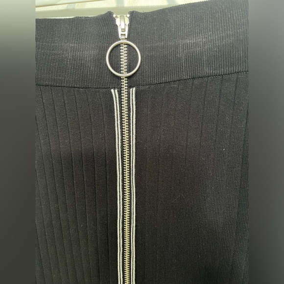 H&M ribbed pencil skirt with slit, functional front zipper, elastic waistband - Picture 4 of 10
